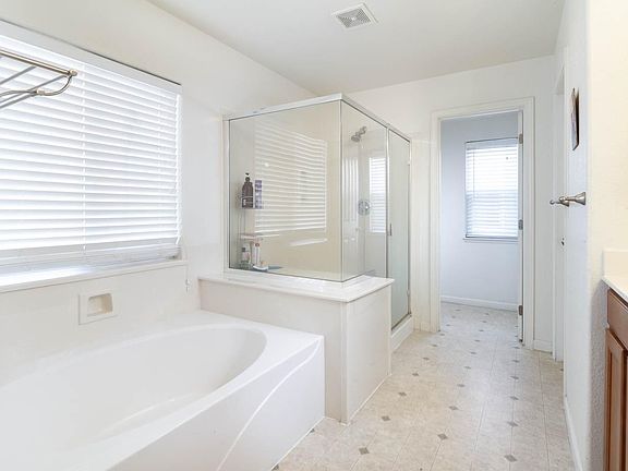 5th image of 23 Seatuck Ct