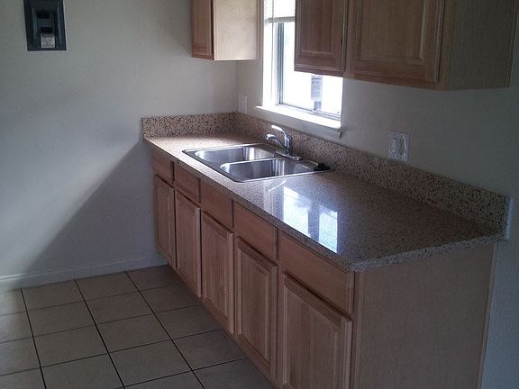 4th image of 925 W Clark Ave #C