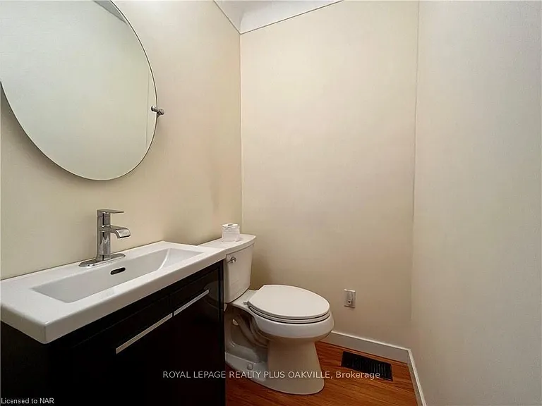 694 Niagara St #UPPER — Photo 4