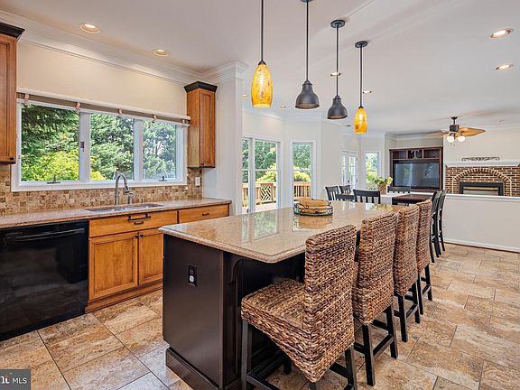 4th image of 319 Pond View Ct #84