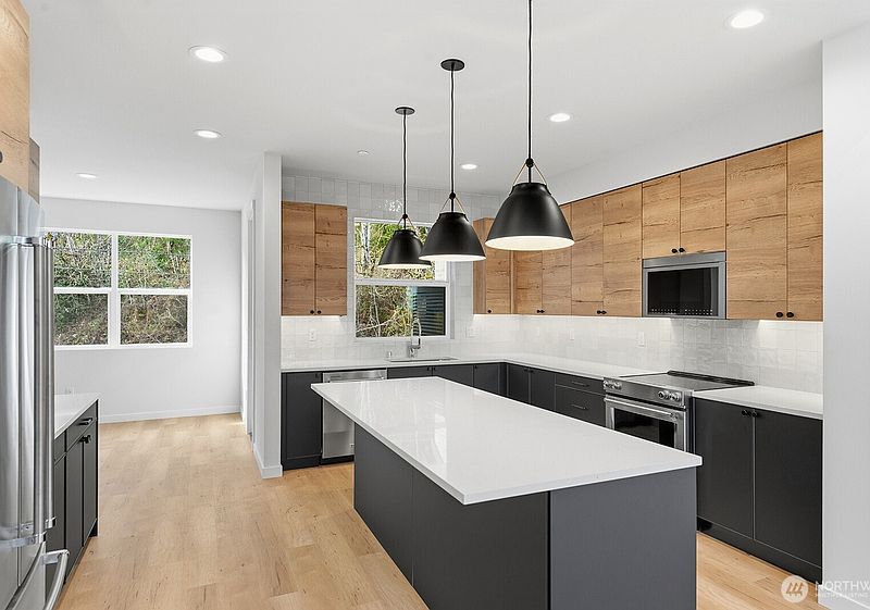 5th image of 781 7th Avenue NW
