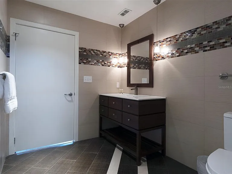 525 E Jackson St — Photo 28
