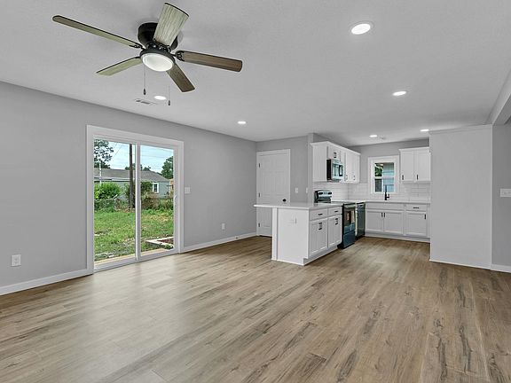 4th image of 2624 N Green St