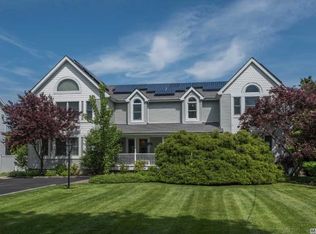 275 Willetts Ln, West Islip, NY 11795