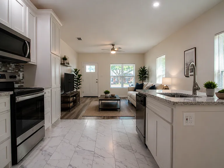 2207 S Vernon Ave — Photo 1