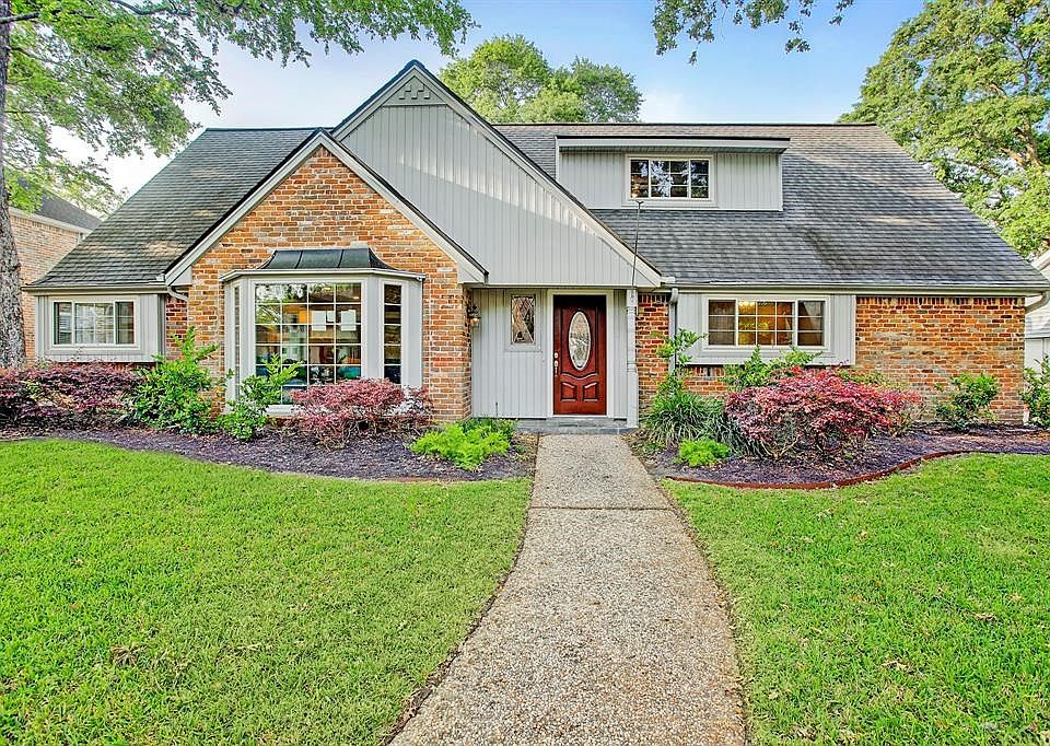 Welcome to 14622 Bramblewood Drive, 4 bedroom, 3.5 Bath! This beautifully updated home zoned to SBISD.