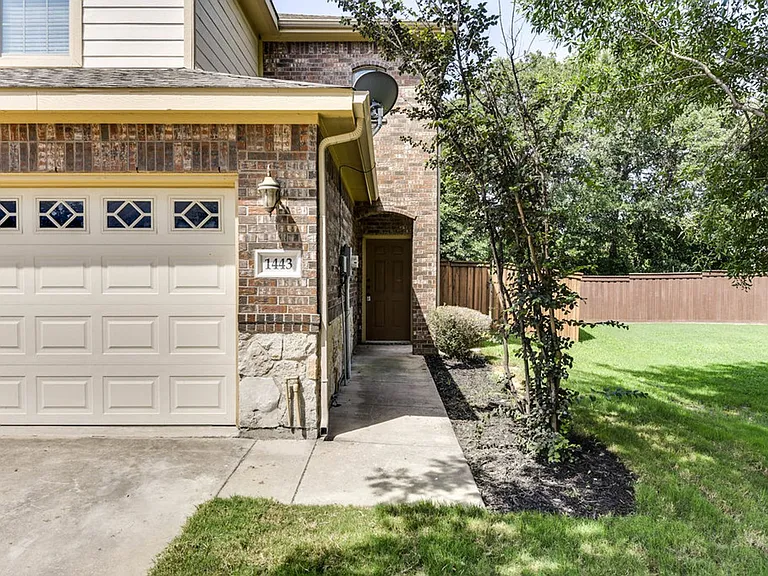 1443 Ravenwood Dr — Photo 23
