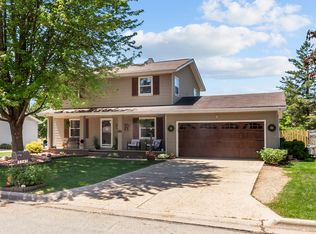 1147 Green Acres Ln, Neenah, WI 54956
