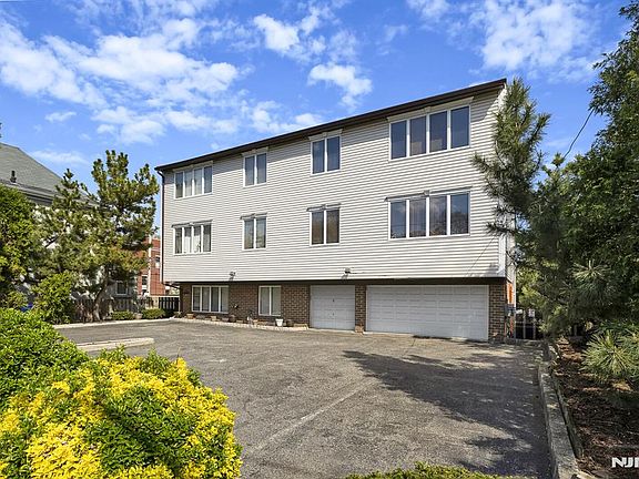 3rd image of 61 Eastern Way APT 3