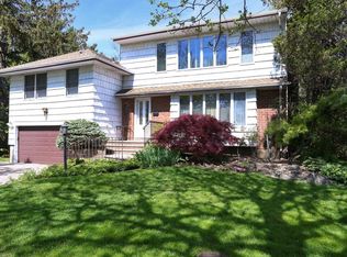 32 Sexton Rd, Syosset, NY 11791