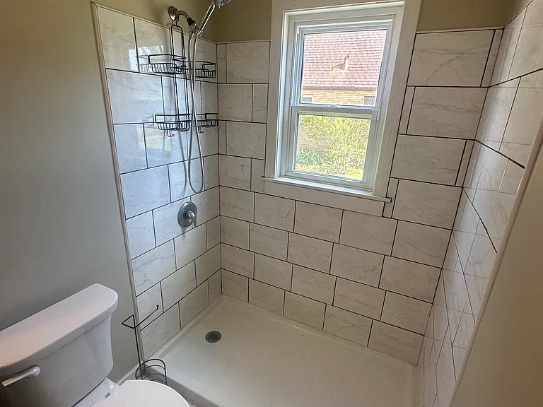 110 N Oakdale Ave — Photo 4