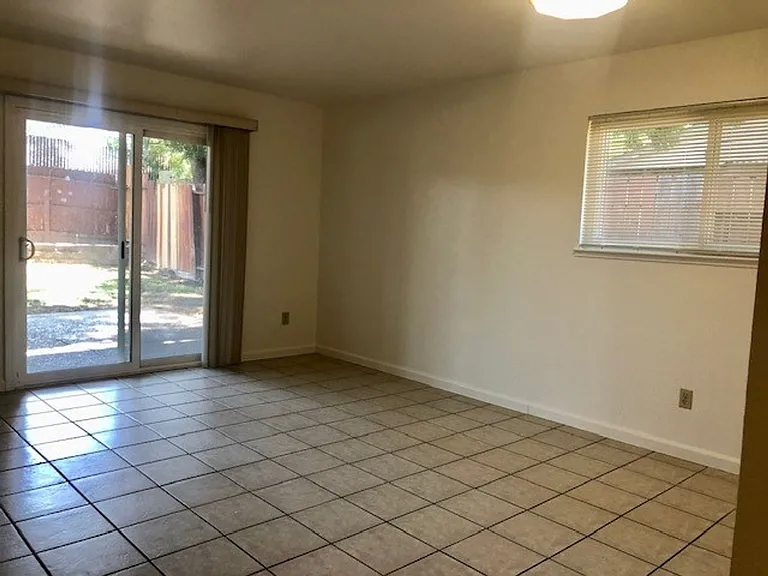 7521 Blackthorne Way — Photo 10