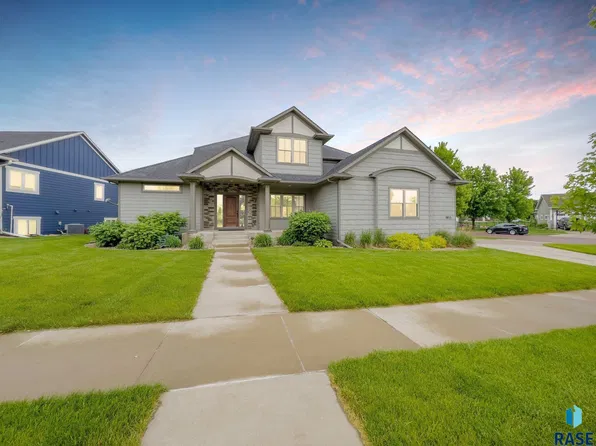 8812 E Sassafras St, Sioux Falls, SD 57110