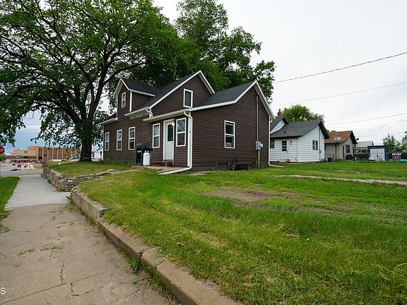 2nd image of 323 S 9th St