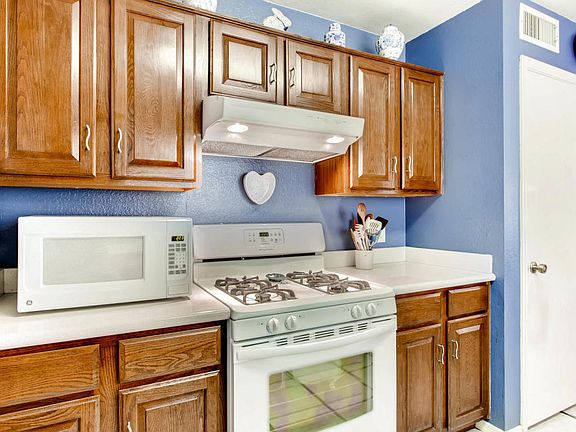 4th image of 1420 S Parkcrest
