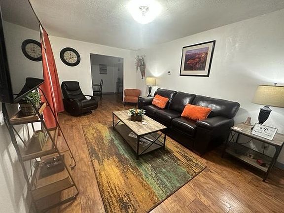 5th image of 515 N Locust St