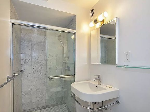 5th image of 20 E 68th St APT 5A