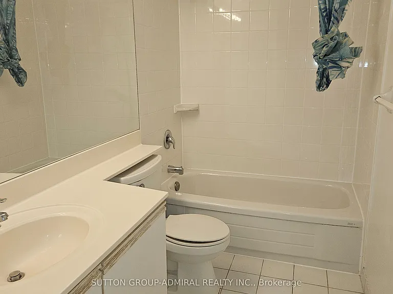 942 Yonge St #517 — Photo 16