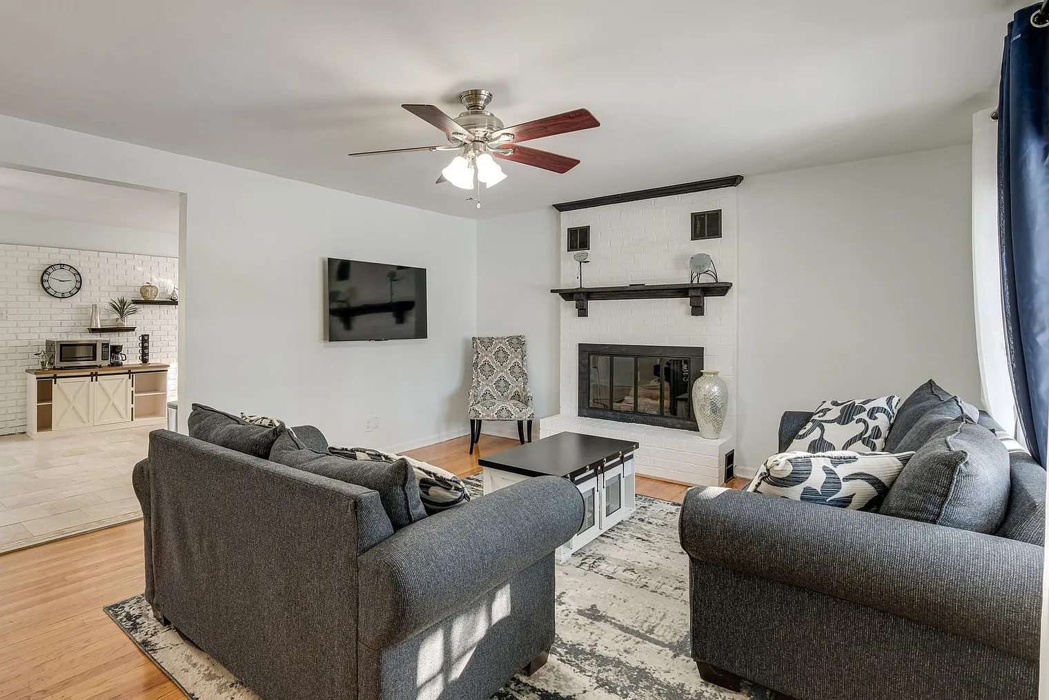 3 bed, 2.0 bath, 1496 sqft, $3,183 — Photo 2