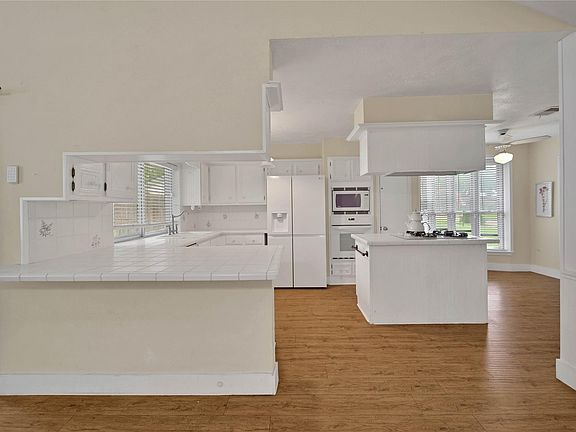 4th image of 626 Park Knoll Ln