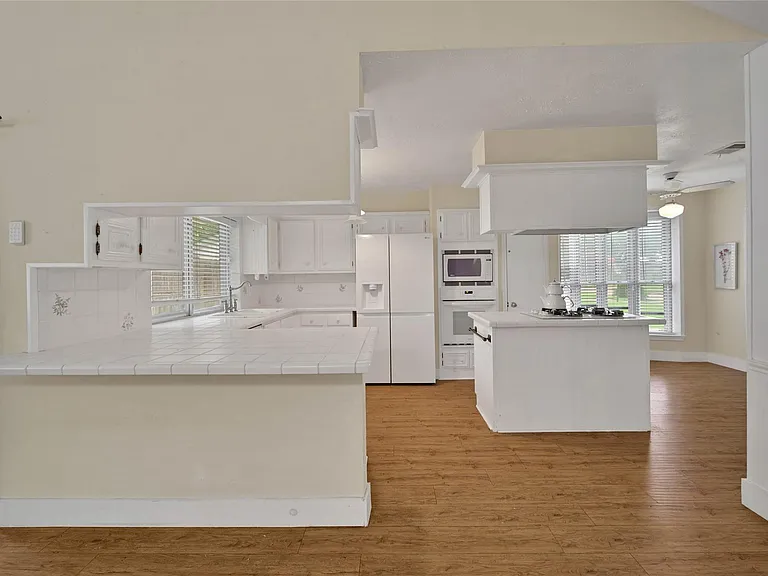 626 Park Knoll Ln — Photo 4