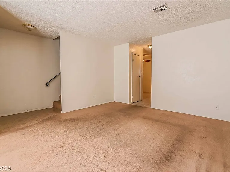 566 Kristin Ln — Photo 4
