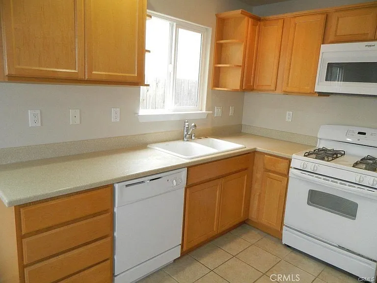 1093 Belridge St — Photo 5
