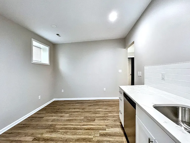501 W Mulberry St — Photo 3