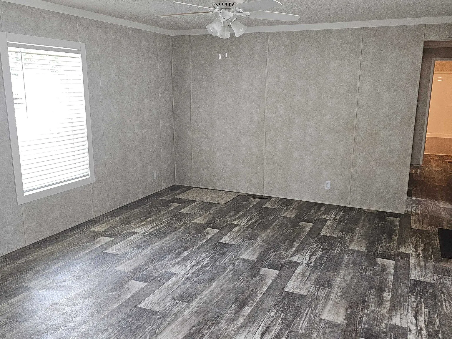 3 bed, 900 sqft, $1,018 — Photo 4