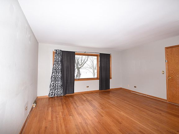 3rd image of 6012 N Melvina Ave #2