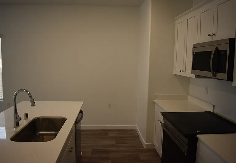 4470 N San Clemente Ave — Photo 11