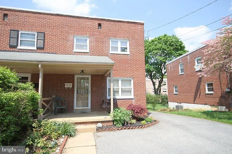725 Skyline Dr photo 1