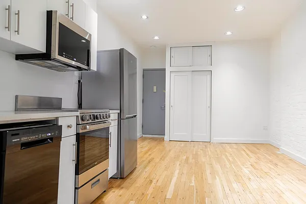 Rented by SERHANT. | media 3