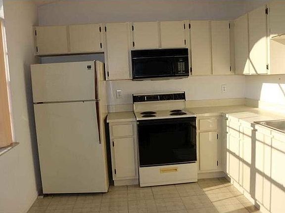 5th image of 10827 NW 8th St