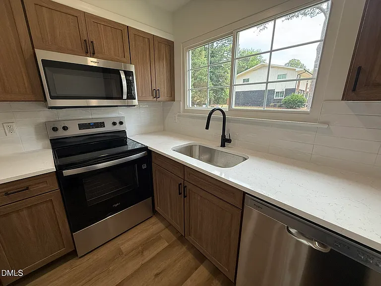 708 Hawes Ct #C — Photo 3