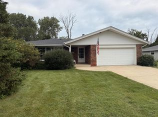9002 S Carollton Dr, Oak Creek, WI 53154