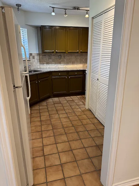 Photo 2 of 24 - 16301 Ledgemont Ln #257 - Addison, TX Building Photo - 16301 Ledgemont Ln #257
