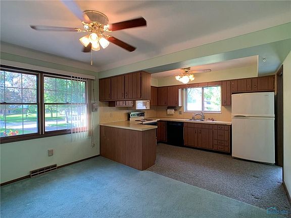 5th image of 105 Birchcrest Dr