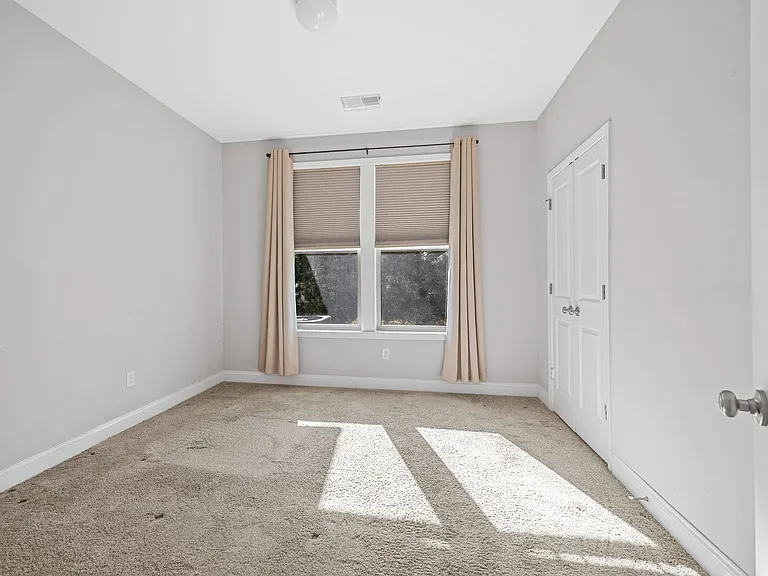 4 Tatum Ln — Photo 32