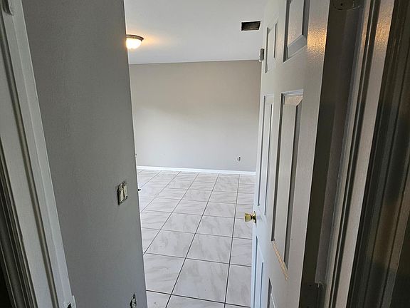 5th image of 4796 Golfview Blvd
