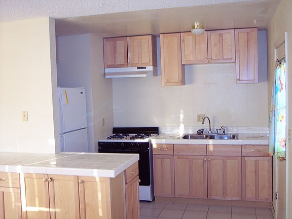 Bright Room, Modern Appliances