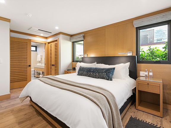 King sized fully fitted with high quality linens and down comforter for a dreamy sleep