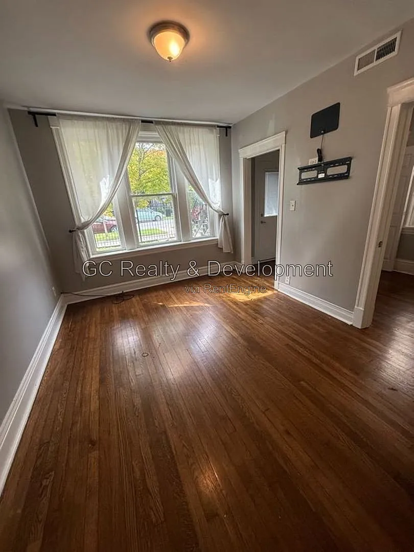 2 bed, 1.0 bath, 800 sqft, $2,750 — Photo 2