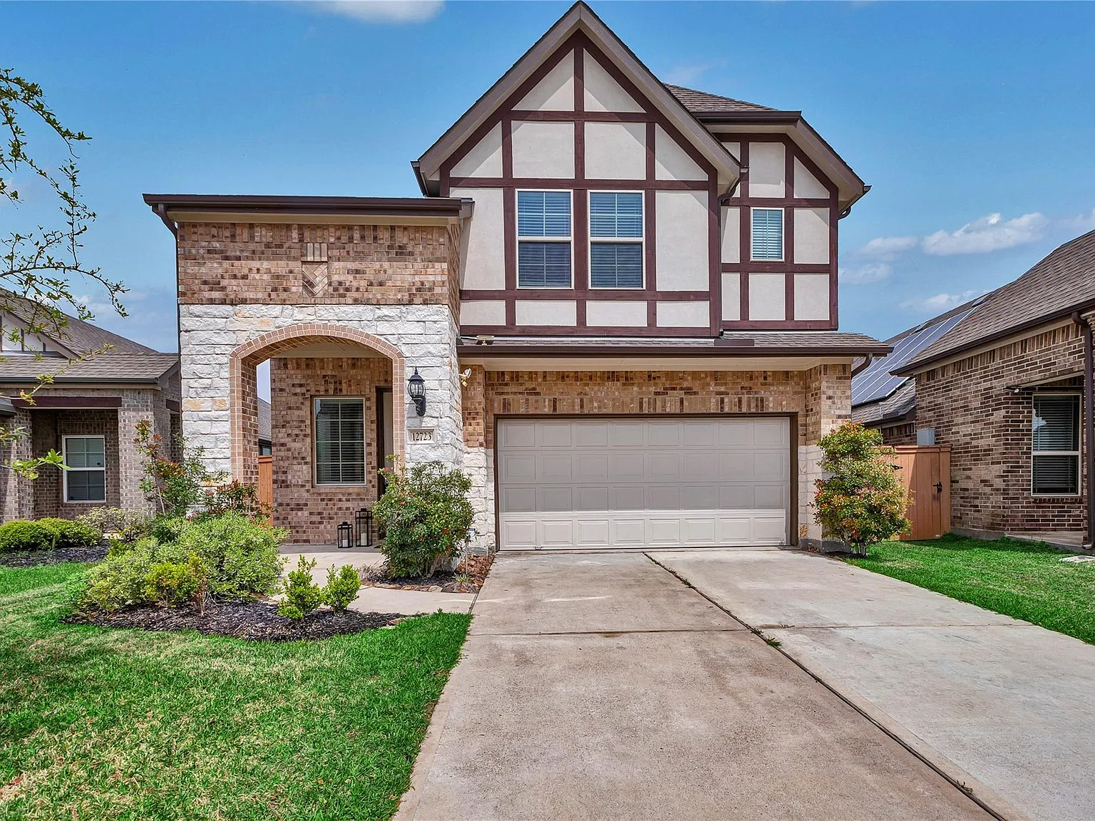 4 bed, 2.5 bath, 2372 sqft, $3,200 — Photo 4