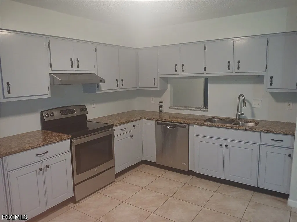 3 bed, 2.0 bath, 2442 sqft, $1,500 — Photo 3