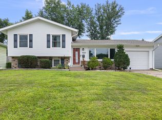 3121 Greenbrier Dr, Bettendorf, IA 52722