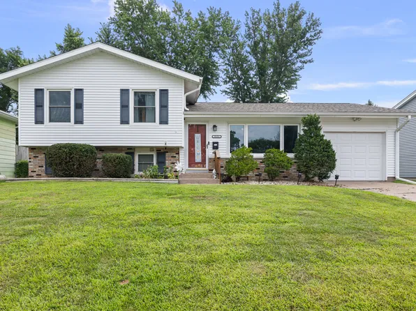 3121 Greenbrier Dr, Bettendorf, IA 52722