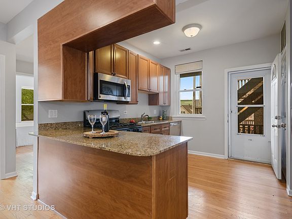 5th image of 1733 W Catalpa Ave #2S