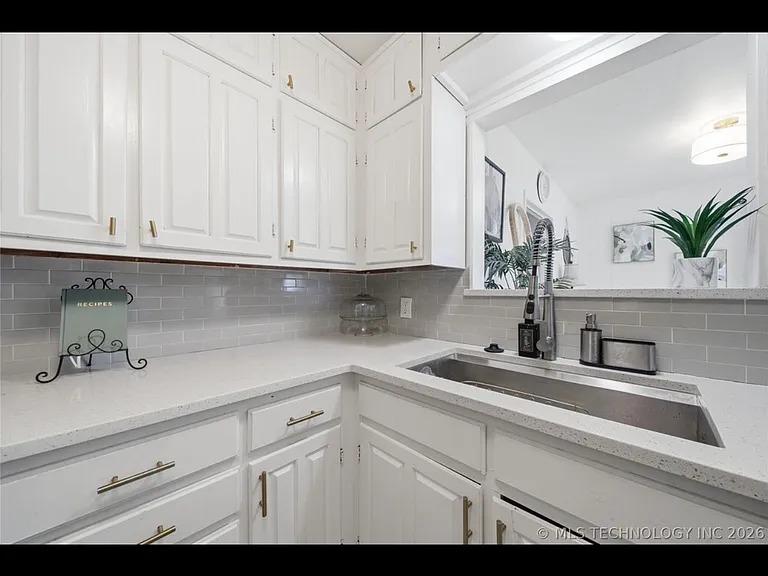 318 E Maple St — Photo 5