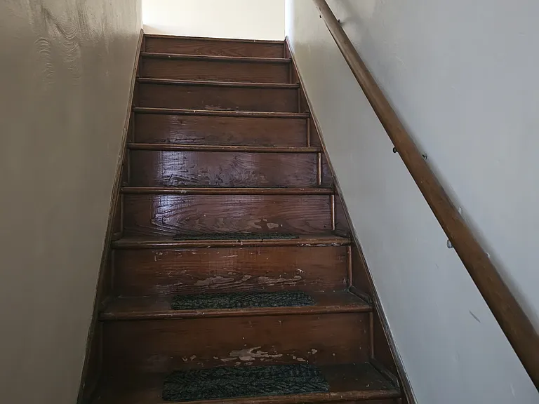 344 1/2 W College St — Photo 4